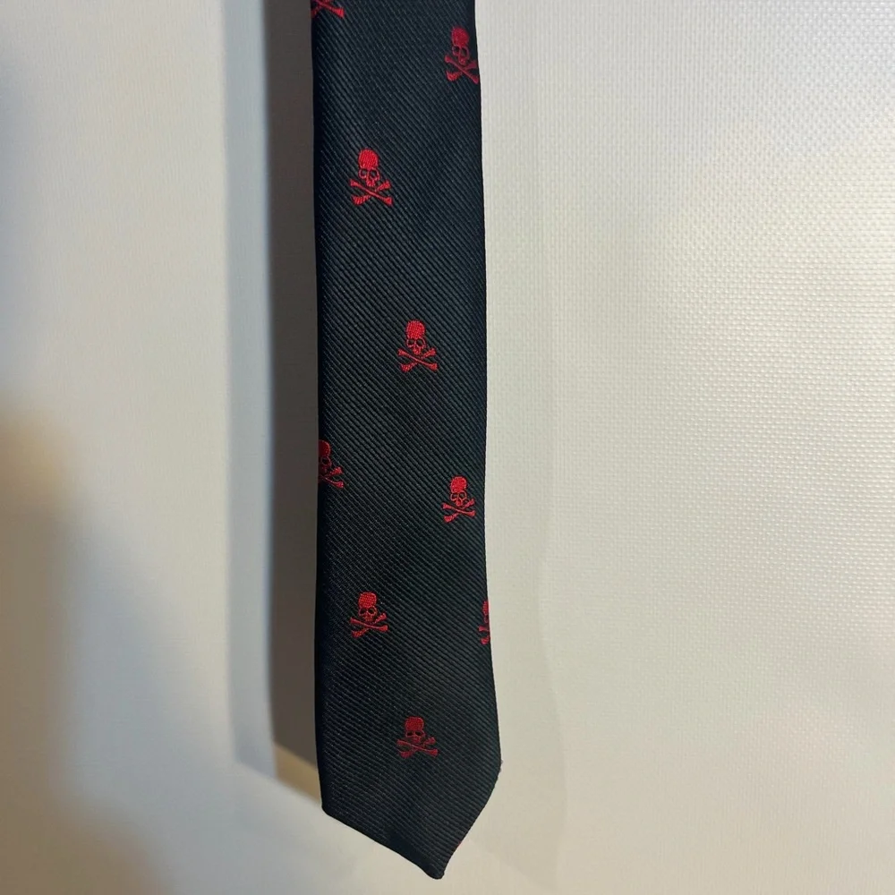 Black and Red Skull Pattern Tie